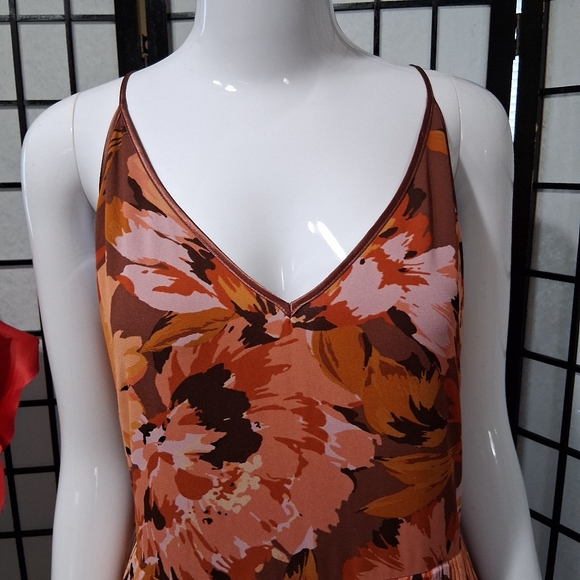 WHITE HOUSE BLACK MARKET. Pretty Long, Layered floral design - Picture 2 of 16